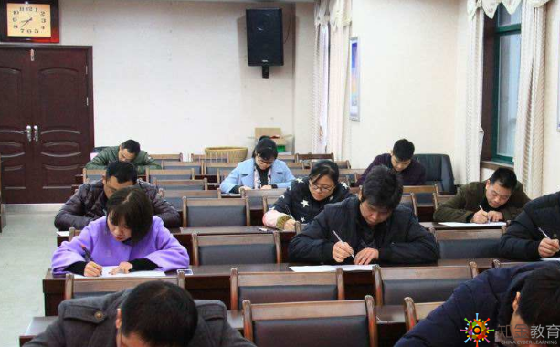很多職場(chǎng)人最為關(guān)心的往往是是否能夠快速的拿到大學(xué)文憑，特別是對(duì)于一些著急用學(xué)歷等著職位晉升的人來(lái)說(shuō)尤其如此。但是，網(wǎng)絡(luò)教育能在1年內(nèi)拿到大學(xué)文憑嗎？畢業(yè)證最快多久拿到？